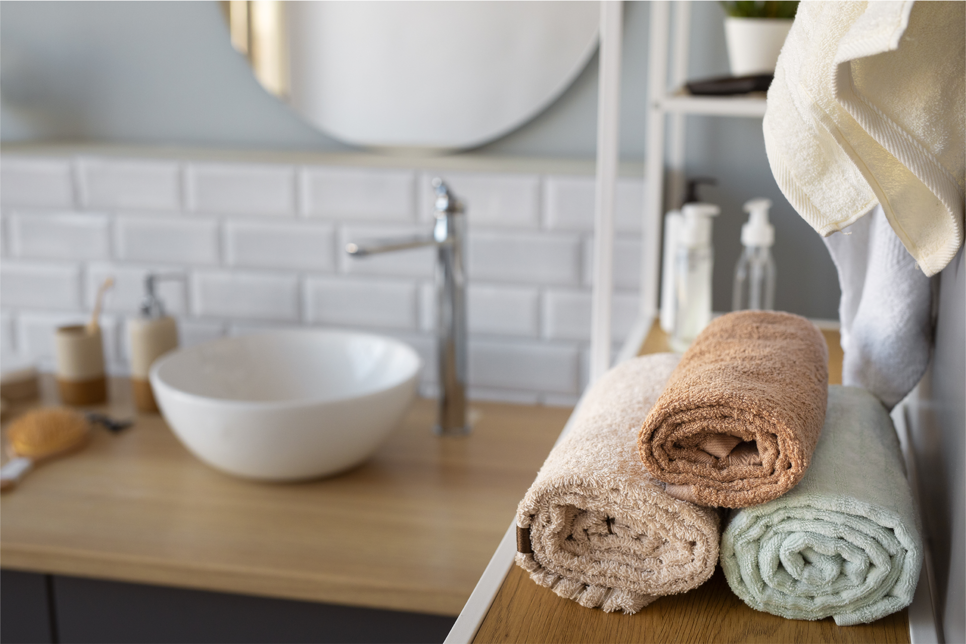 Serviettes dans une salle de bain moderne